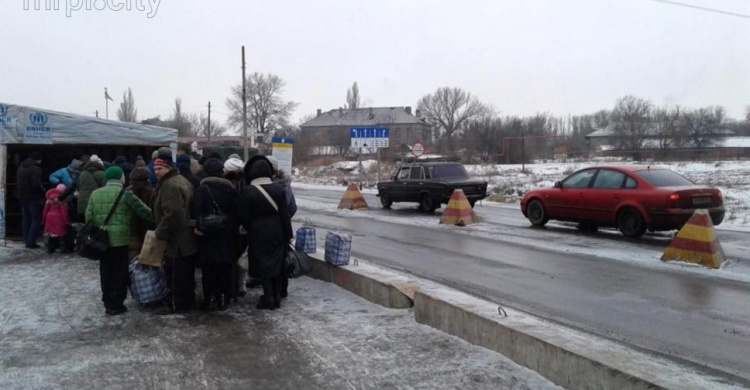 С утра на КПВВ Донбасса скопилось 500 машин