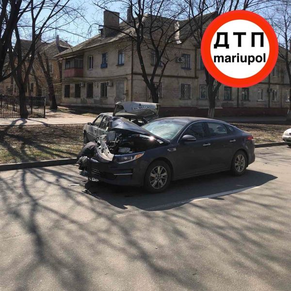 Железо «всмятку»: в Мариуполе «Kia» въехала в припаркованный автомобиль