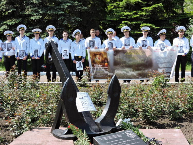 В Мариуполе прошла Акция памяти погибших моряков (ФОТО)