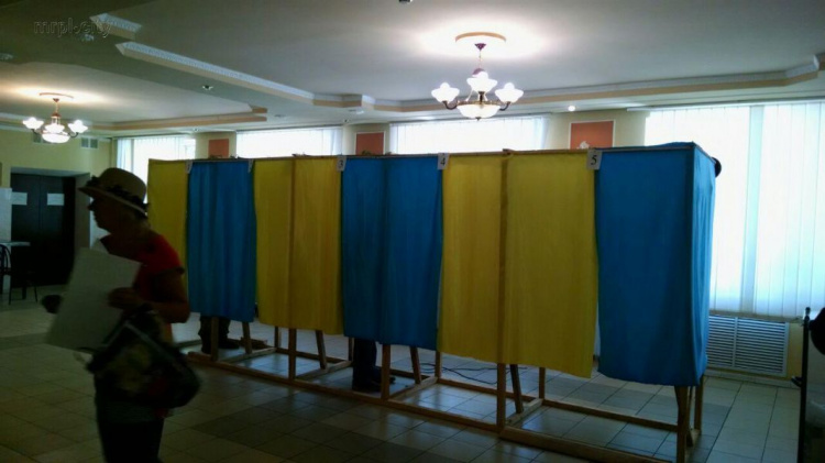 На Донетчине избиратель фотографировал бюллетень в кабинке. Полиция составила протокол (ФОТО)