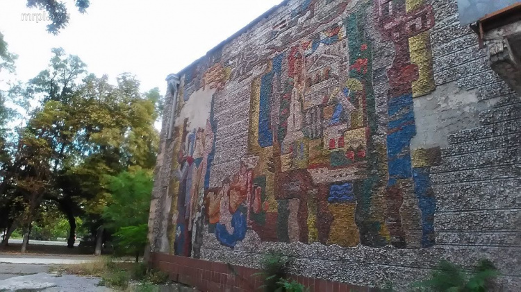 В Мариуполе рушится памятник монументального искусства местного мастера (ФОТОФАКТ)