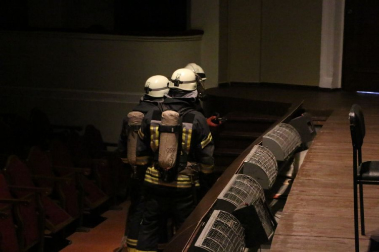 «Пожар» в театре Мариуполя: как проходили учения в самом узнаваемом здании города (ФОТО+ВИДЕО)