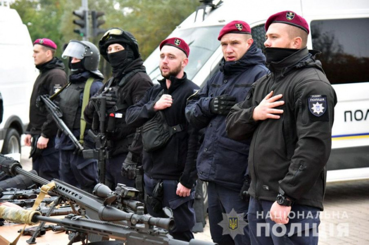 Мариупольцам показали полицейскую технику и оружие в честь Дня защитников и защитниц