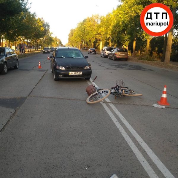 Два ДТП за день: в Мариуполе водитель влетел в остановку, велосипедиста госпитализировали