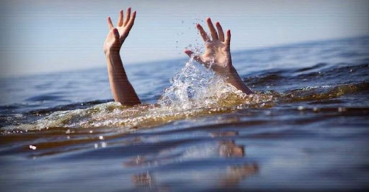 Мужчина наглотался морской воды в Мариуполе и чуть не утонул 