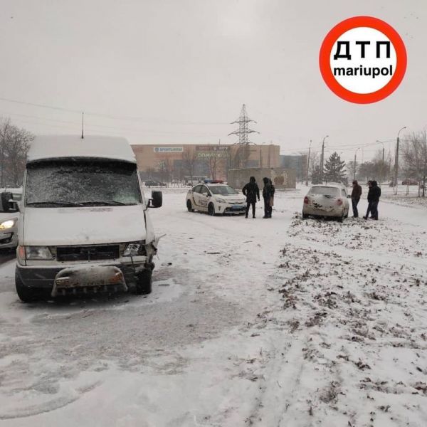 В Мариуполе на заснеженных дорогах произошли аварии