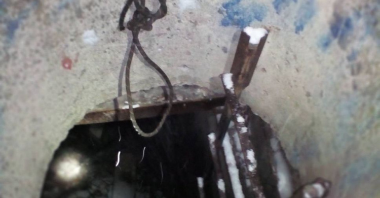 В Мариуполе ребенок на санках упал в люк водохранилища (ФОТО)