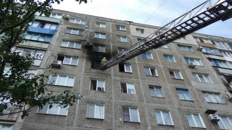 В Мариуполе горела квартира: есть пострадавший
