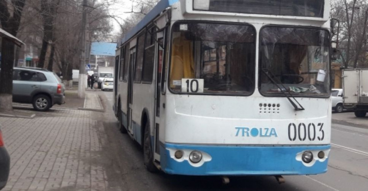 В Мариуполе «пободались» грузовик и троллейбус (ФОТО)