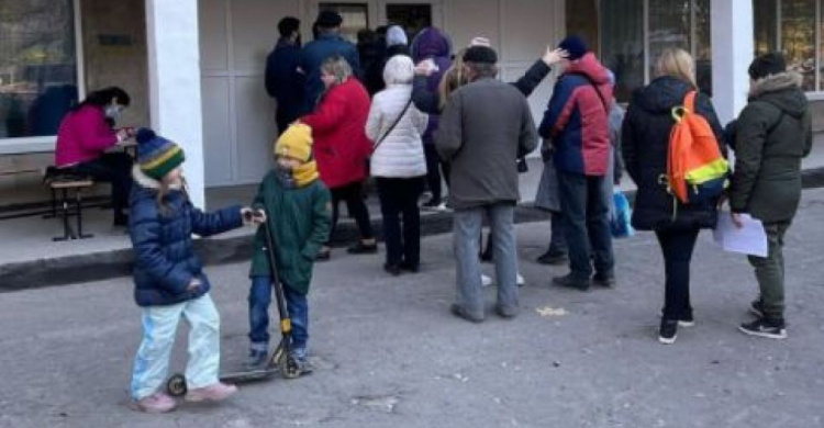 Сотни мариупольцев вакцинировались в школе рядом с домом