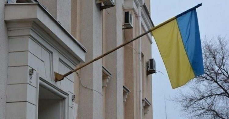 В Мариуполе в День траура приспустили государственные флаги