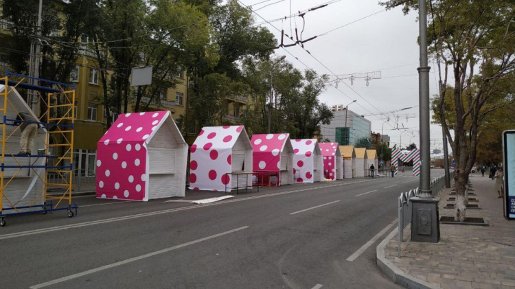 Последние штрихи: в Мариуполе готовятся ко Дню города (ФОТО)