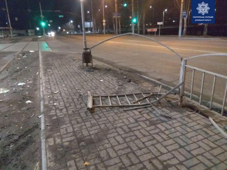 В Мариуполе пьяная женщина-водитель сбила ограждение и едва не врезалась в остановку (ФОТО)