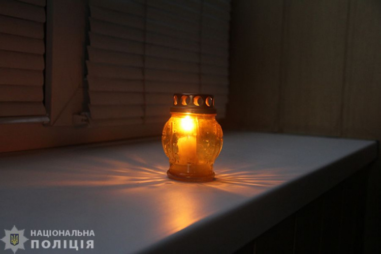 Мариупольцы зажгли свечи в память о жертвах Голодомора (ФОТО+ВИДЕО)