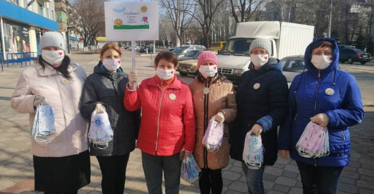 В Мариуполе волонтеры раздавали пенсионерам маски (ФОТО)