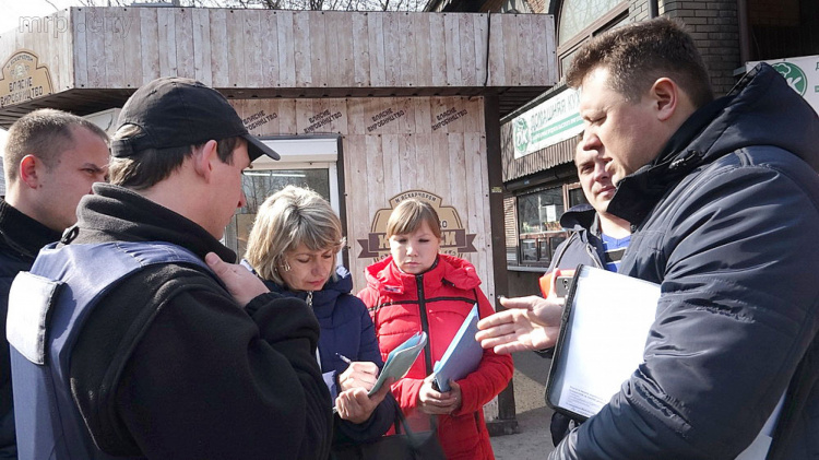 В Мариуполе директор Кировского рынка вызвал полицию по факту стихийной торговли (ФОТО)