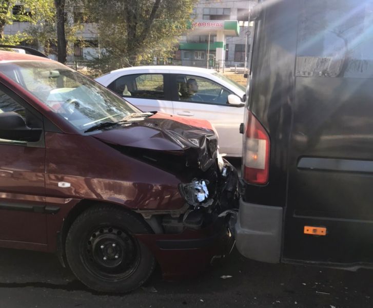 В Мариуполе столкнулись четыре автомобиля. На одном наклеен знак «Перевозка детей» (ДОПОЛНЕНО)