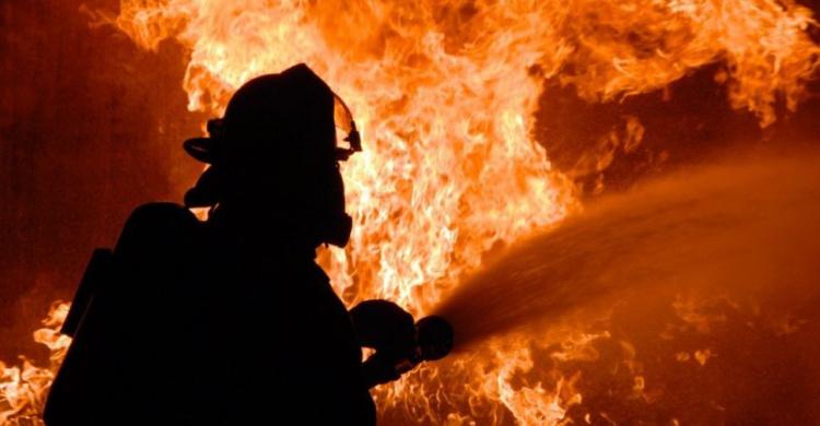 Пожар в многоэтажном доме в Мариуполе: люди выпрыгивали из окон (ВИДЕО)
