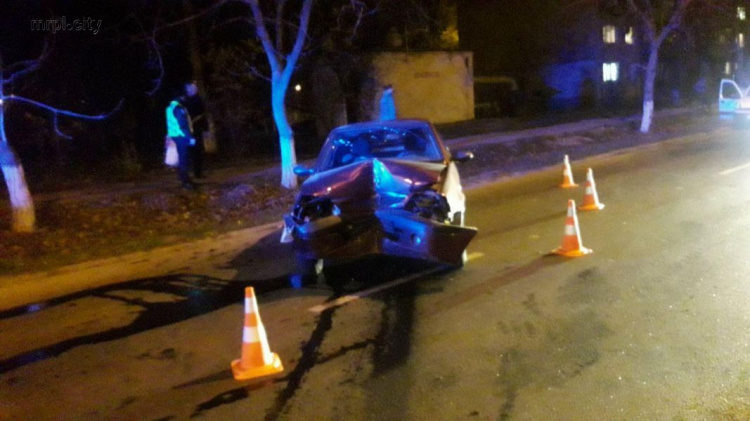 Машина «всмятку»: в Мариуполе автомобиль врезался в столб (ФОТО)