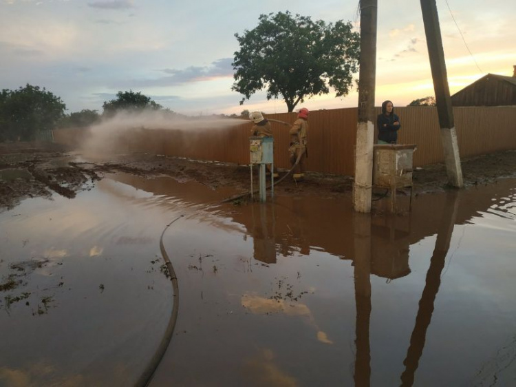 Водная стихия затопила дома в поселке под Мариуполем (ФОТО)