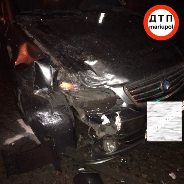 В Мариуполе на светофоре столкнулись две машины