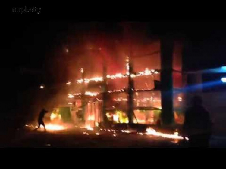 В Мариуполе отремонтируют офис банка, сгоревшего при захвате горсовета (ФОТОФАКТ)
