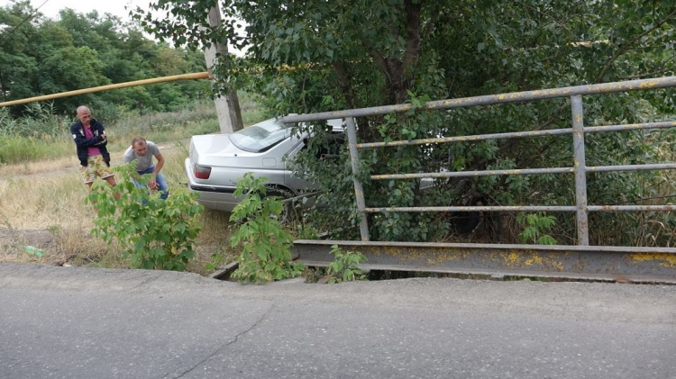 В Мариуполе пьяный водитель снес ограждение моста и завис над рекой (ФОТО)