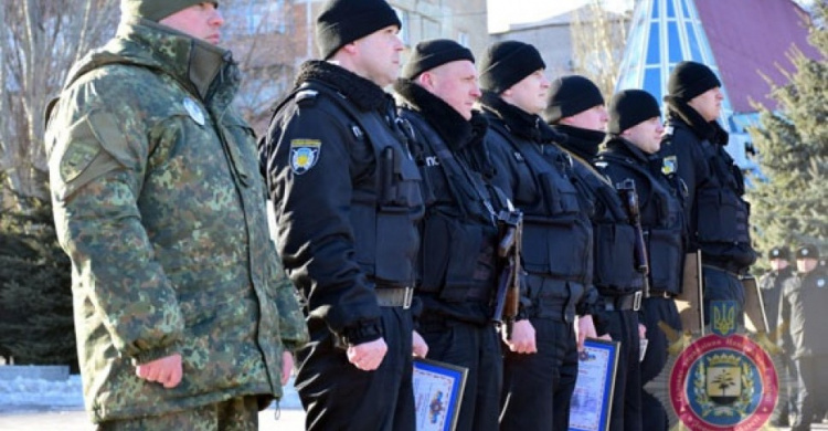 Семь полицейских получили в Мариуполе благодарности и подарки