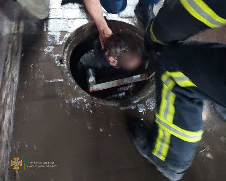 В Мариуполе двое мужчин не могли выбраться из канализационного колодца