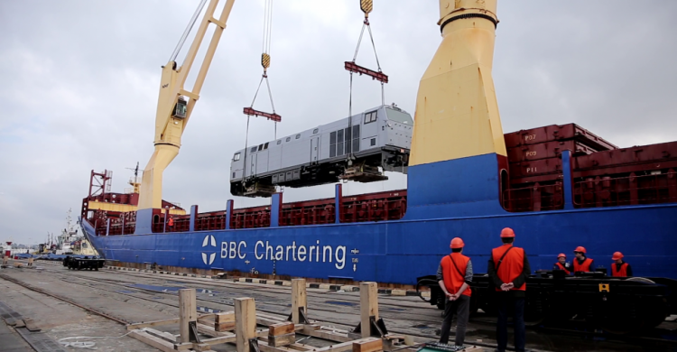 Из США прибыл локомотив, который будет возить поезда в Мариуполь (ФОТО+ВИДЕО)