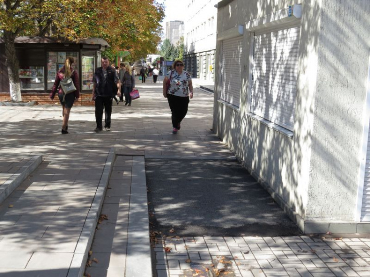 В Мариуполе отреагировали на жалобы о некомфортном участке тротуара у Дома связи (ФОТОФАКТ)