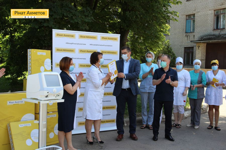 Фонд Рината Ахметова передал больнице в Константиновке аппарат ИВЛ производства Франции (ФОТО)