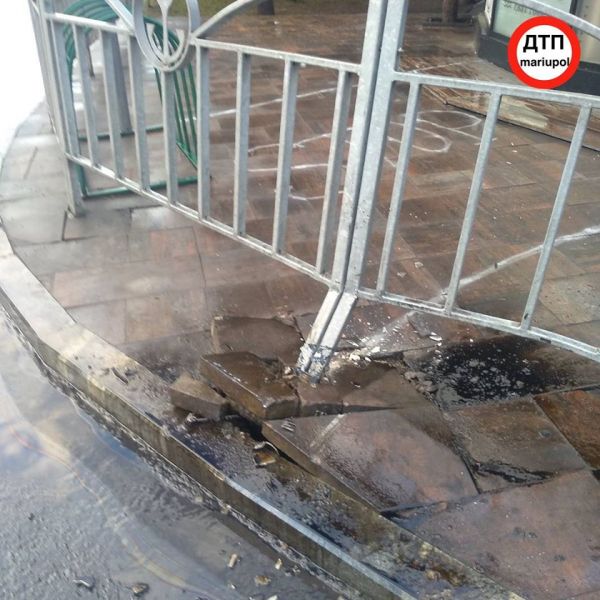 В центре Мариуполя водитель BMW влетел в ограждение (ФОТО)
