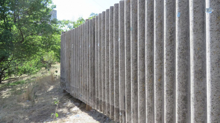 В Мариуполе оградили двухметровым забором бетонный «наркопритон» (ФОТО)