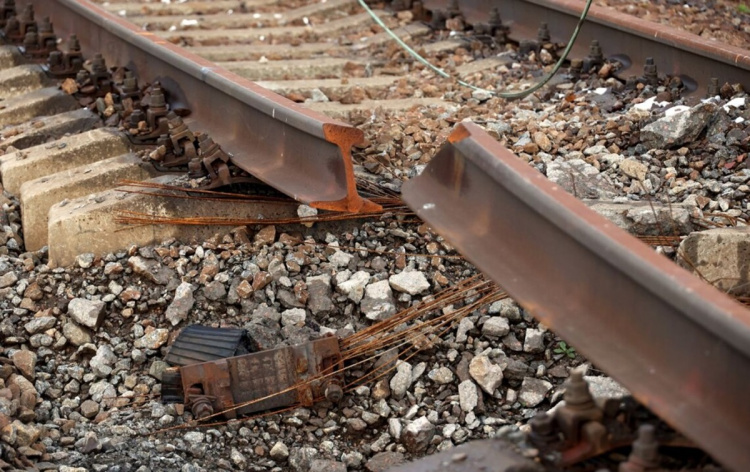 Потужний удар по окупантах: ЗСУ знищили залізничний міст під Маріуполем