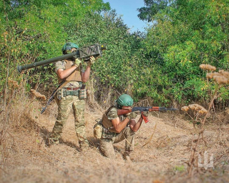 ЗСУ знищили гелікоптери біля Бердянська та Луганська, а росіяни намагаються оточити Авдіївку – карта