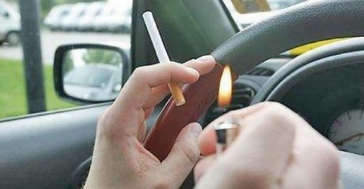 За рулем с сигаретой и мобилой: В Мариуполе водитель маршрутки стал героем соцсетей (ВИДЕО)