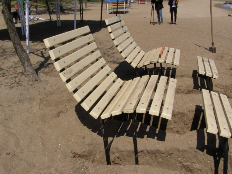 В Мариуполе на побережье появится «Солнечный пляж» с современными шезлонгами (ФОТО)