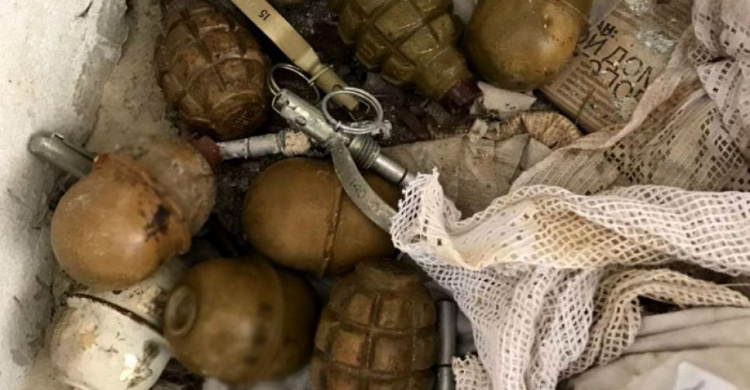 Вблизи Мариуполя нашли тайник с 10 гранатами