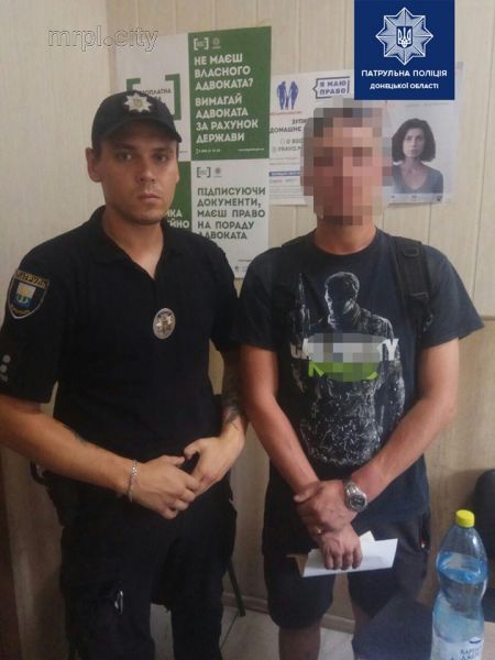Задержанный за хулиганство мариуполец хотел покурить наркотики у здания полиции (ФОТО)