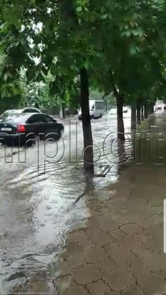 Дороги Мариуполя в воде. Водителей предупредили об опасности