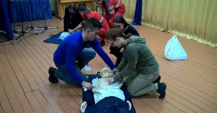 Школьники Мариуполя провели манекену непрямой массаж сердца
