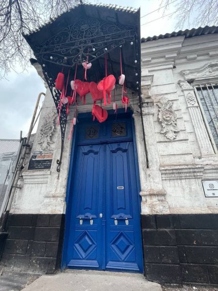 Фотозону к Валентинову дню обустроили у реставрированной двери в Мариуполе