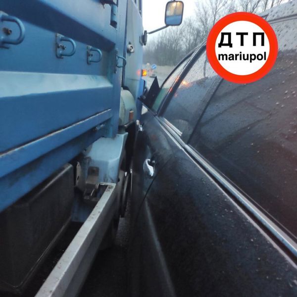 В Мариуполе грузовик столкнулся с легковушкой