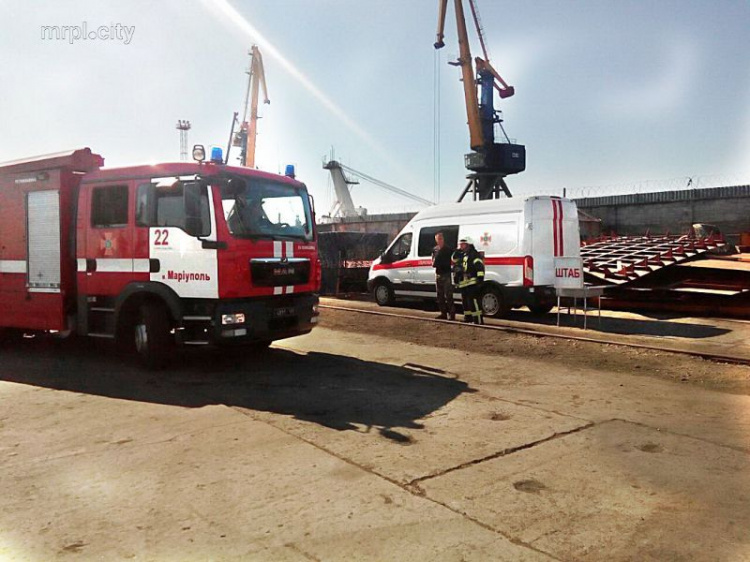 На судоремонтном заводе в Мариуполе горел теплоход: пострадал матрос (ФОТО)