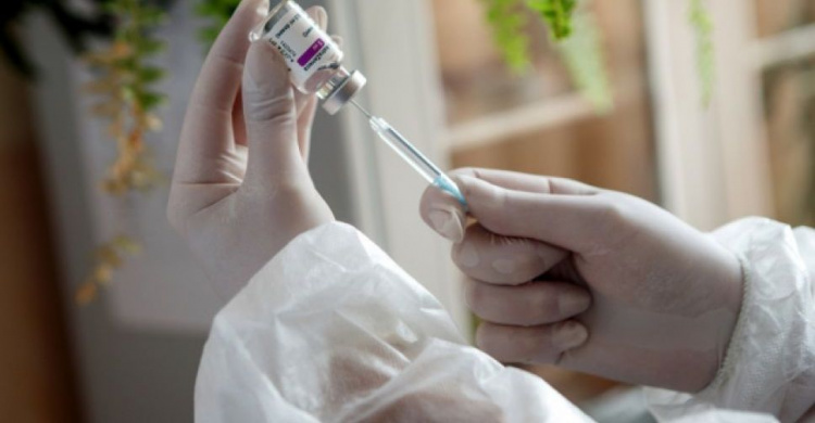 В Украине ввели бустерную дозу COVID-вакцины для людей возрастом 60+