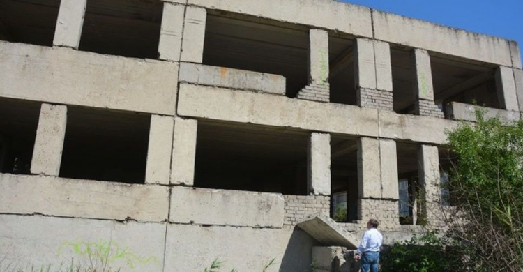 В Мариуполе закроют доступ в заброшенное здание посреди жилого района (ФОТО)