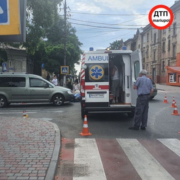 В Мариуполе 79-летний скутерист столкнулся с автомобилем