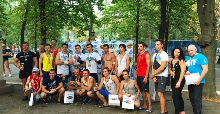 Мариупольцы соревновались в областном чемпионате по Street Workout (ФОТО)