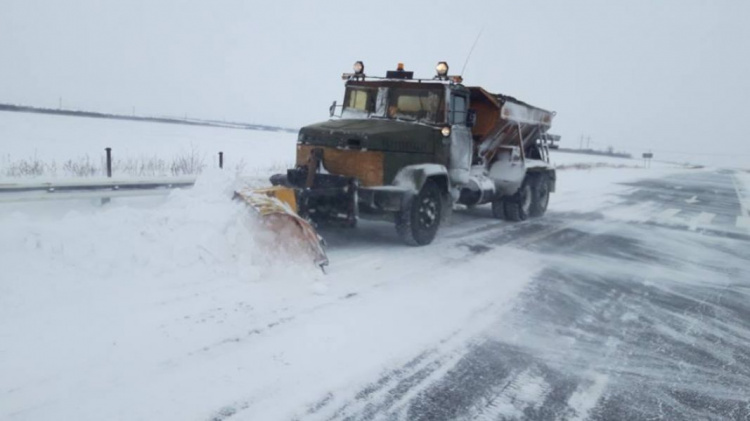 Под Мариуполем на борьбу со снегом пустили тяжелую технику (ФОТО)
